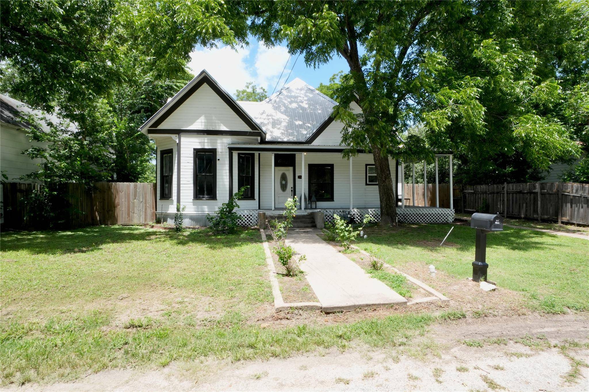 1704 N Houston Ave, Cameron, TX 76520