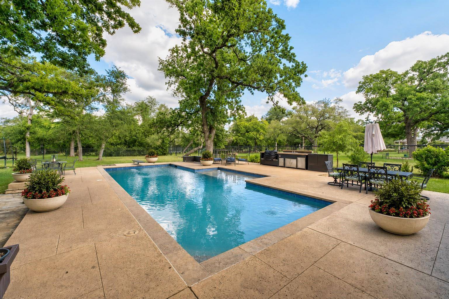 416 Shadywood LN, Dripping Springs, TX 78620