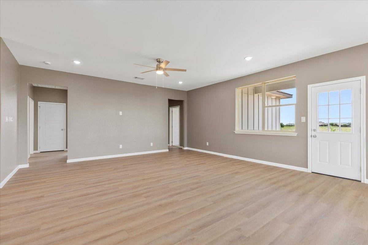 151 Bianca CIR, Del Valle, TX 78617