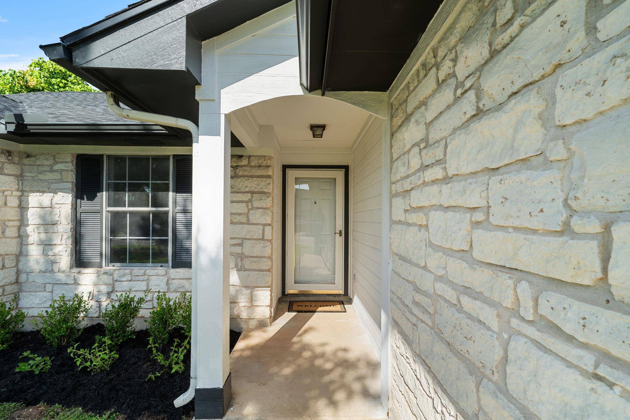 611 Clearcreek DR, Leander, TX 78641