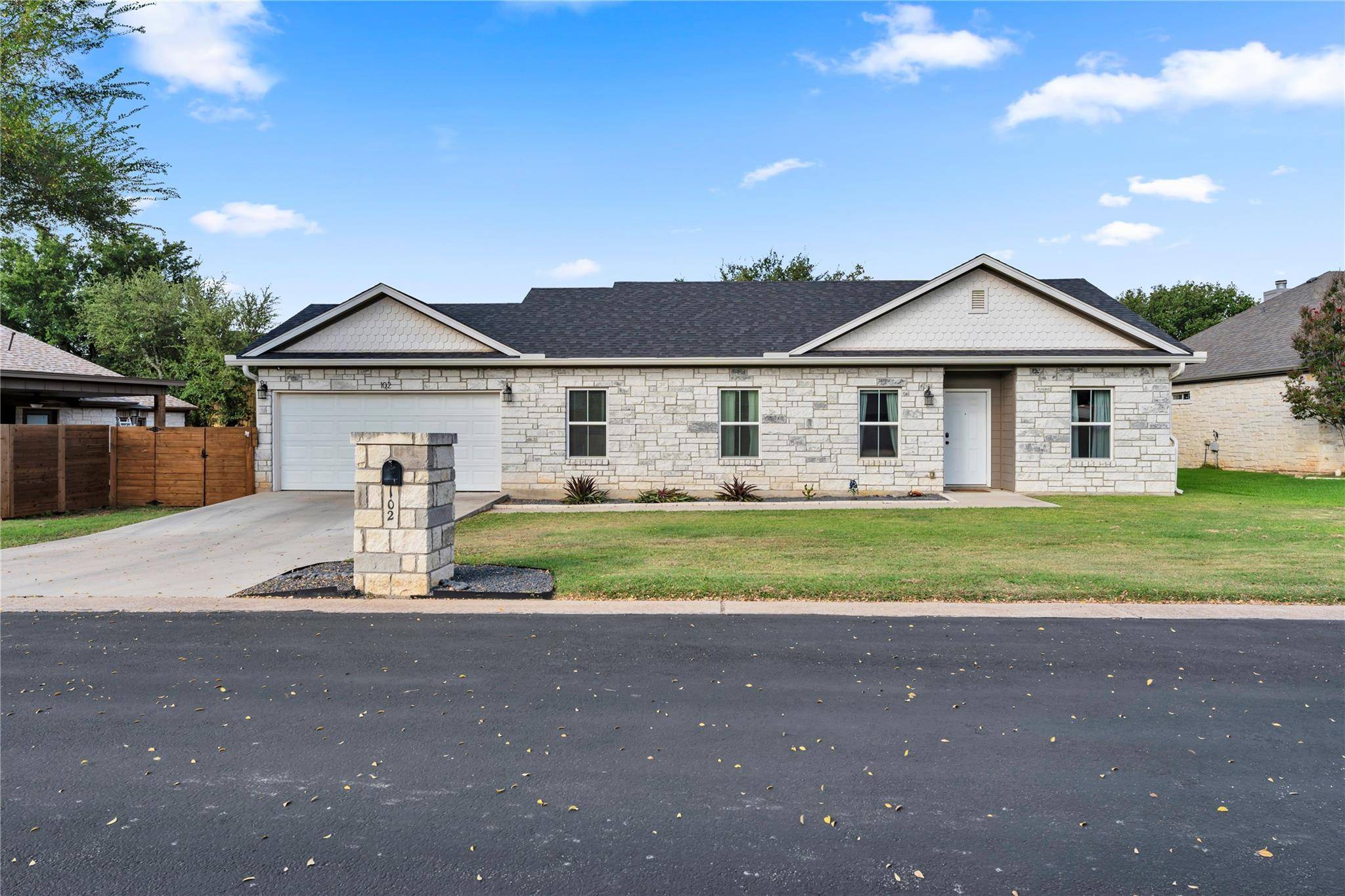 102 Fox CIR, Burnet, TX 78611