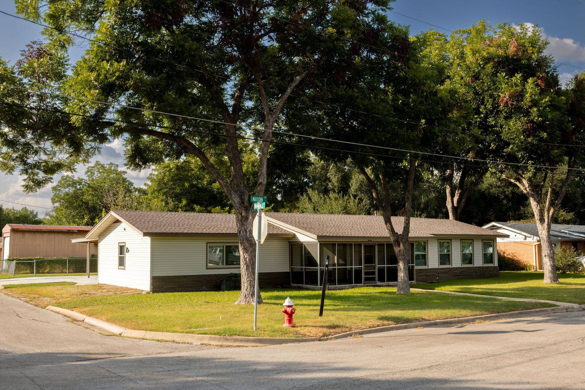 811 Nixon ST, Lockhart, TX 78644