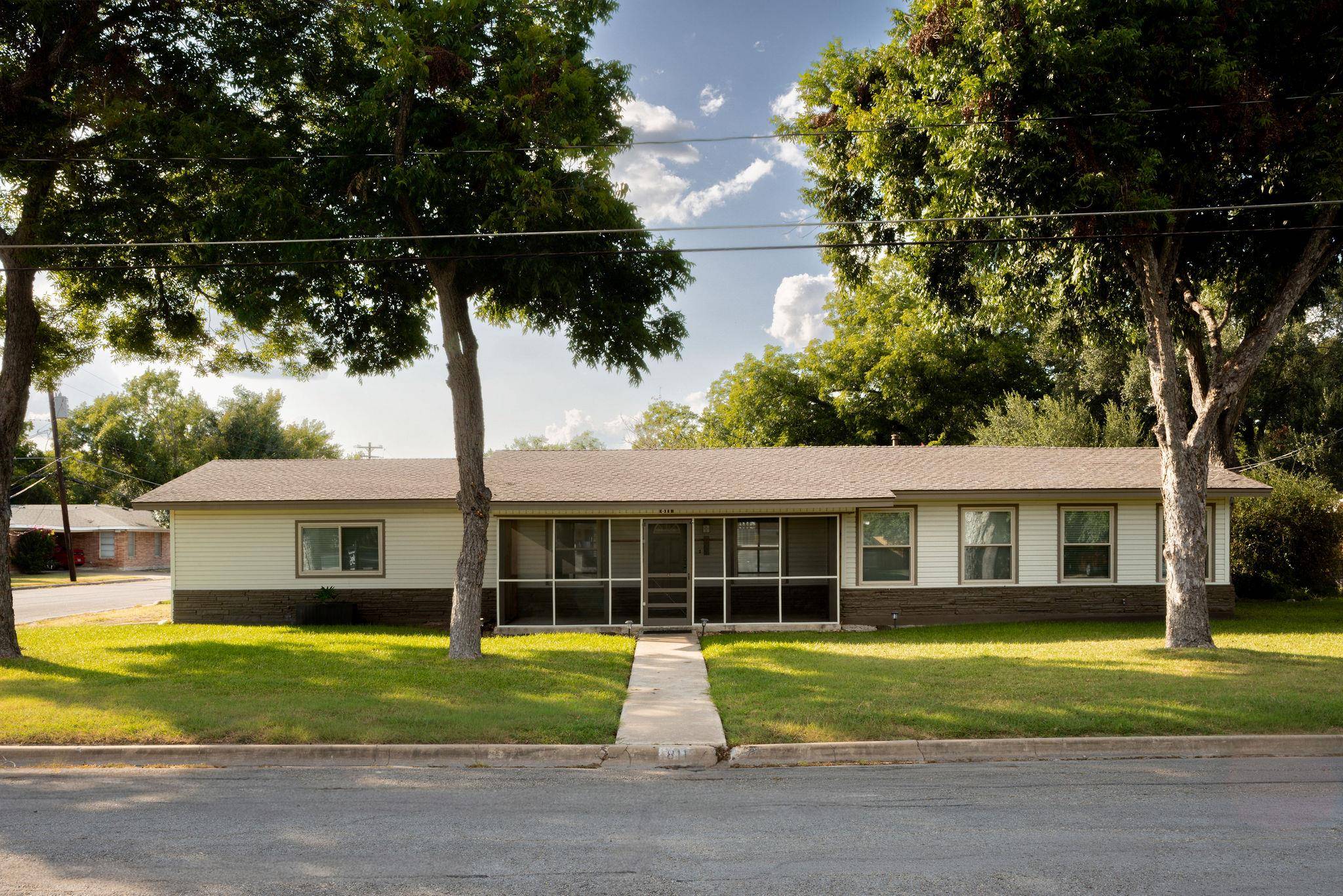 811 Nixon ST, Lockhart, TX 78644