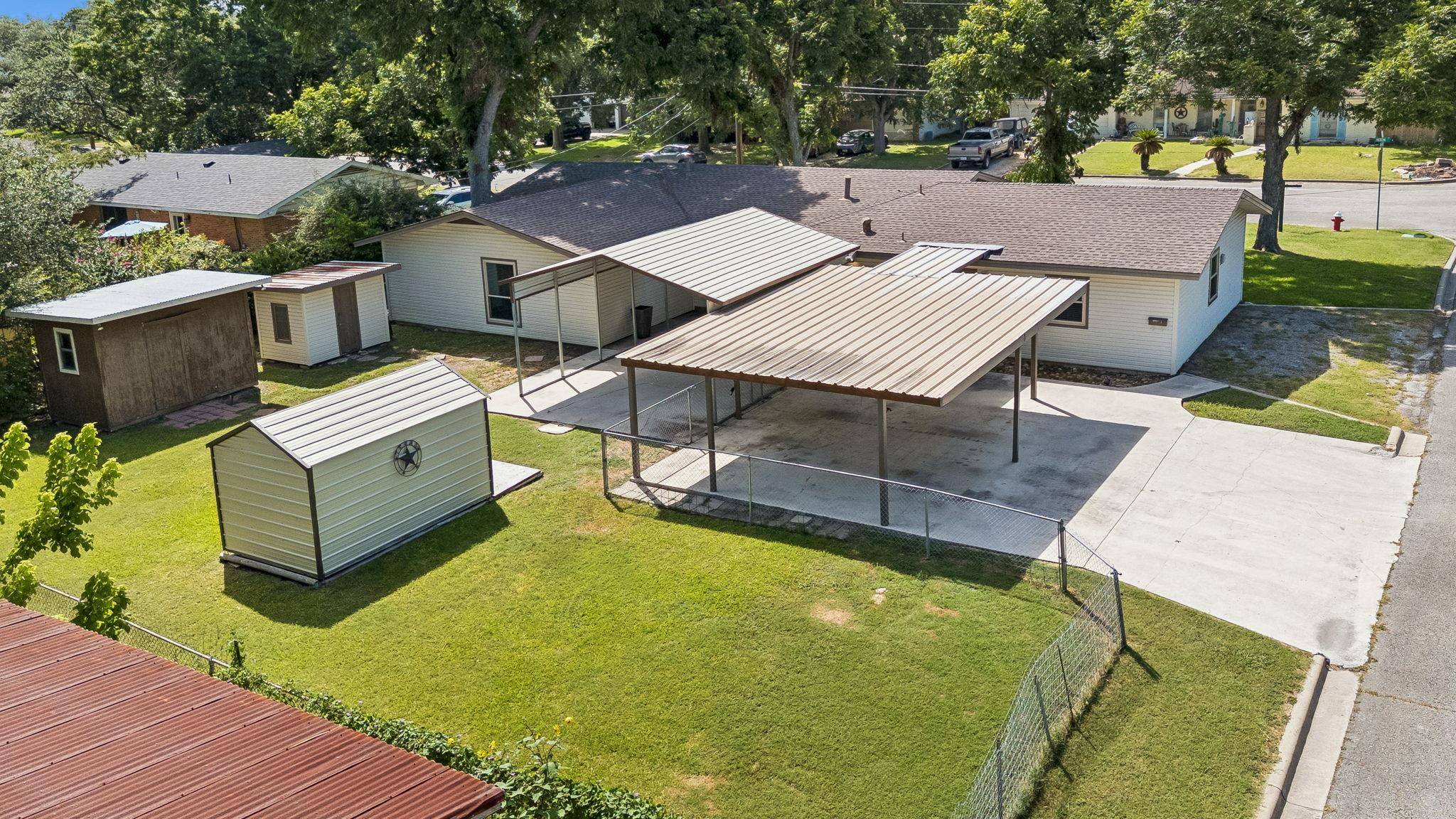811 Nixon ST, Lockhart, TX 78644