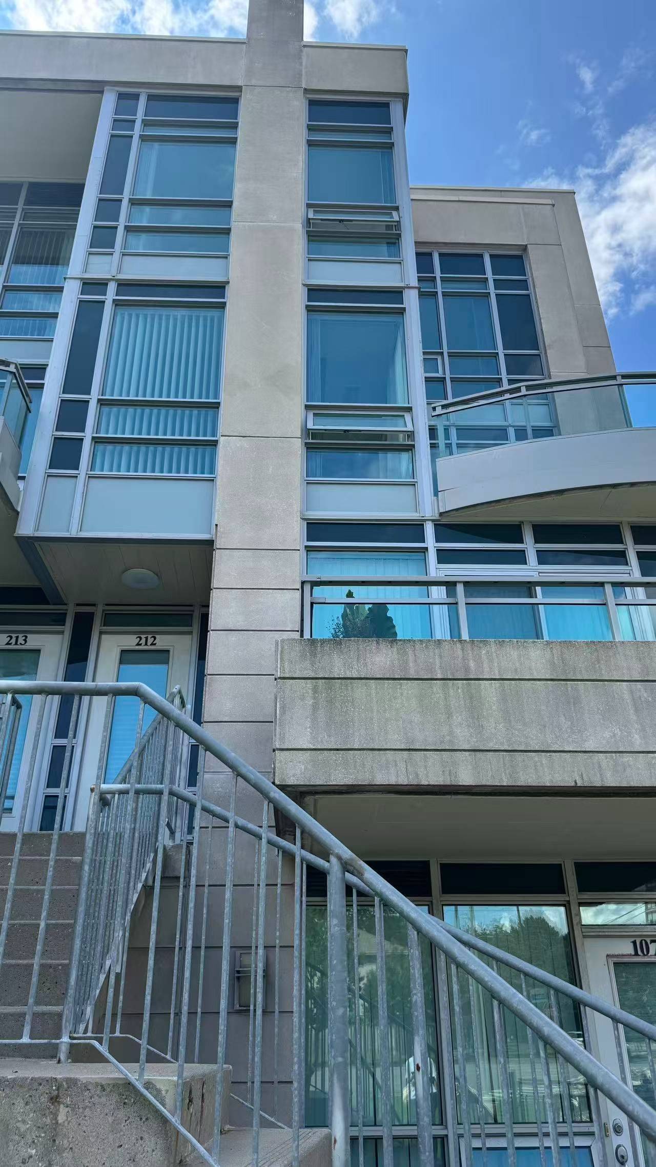 31 Olive AVE #212, Toronto C14, ON M2N 4N4