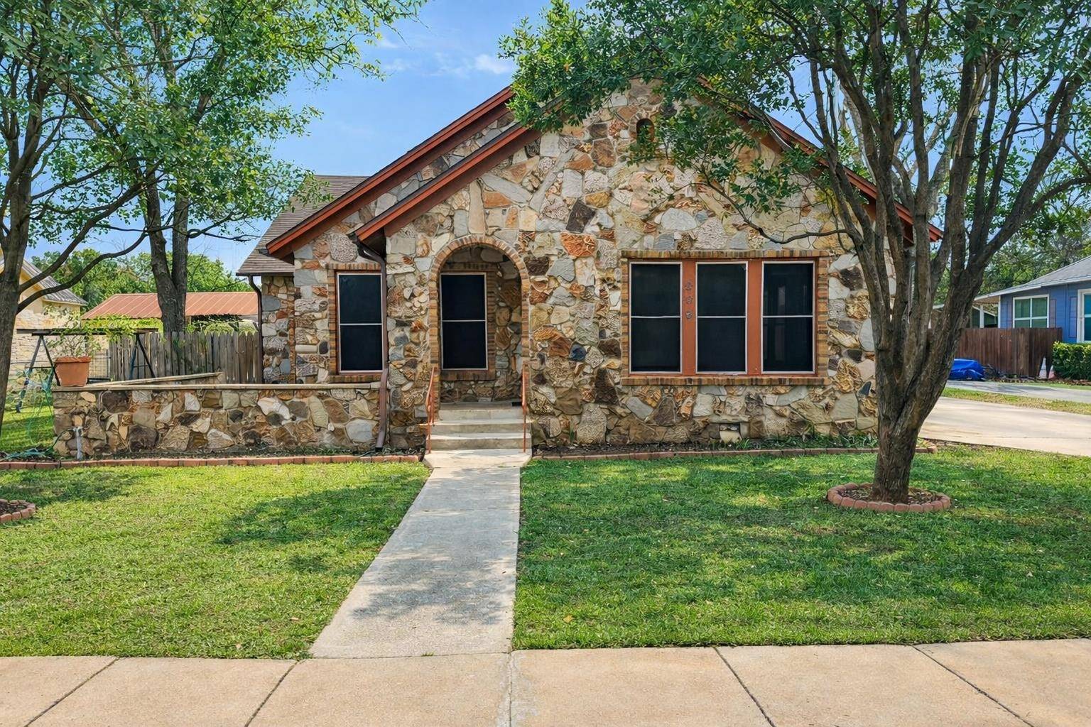 206 E Sandstone, Llano, TX 78643-9999