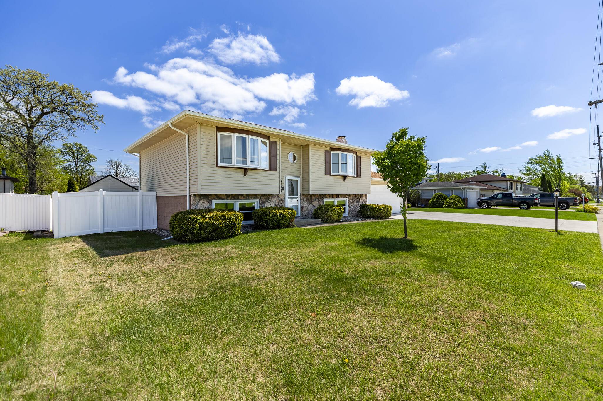 431 S Liverpool Road, Hobart, IN 46342