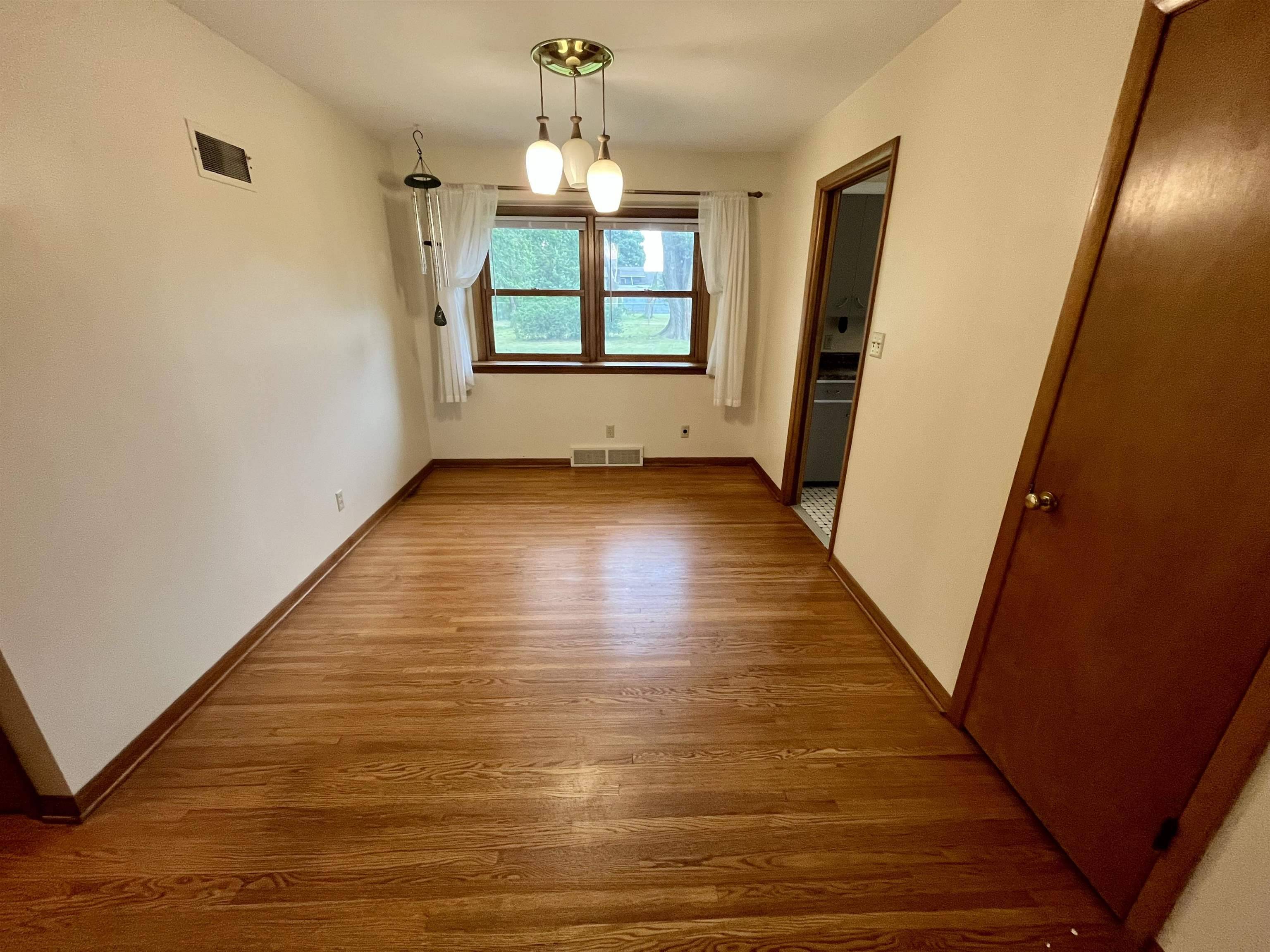 1417 W 6th St, Newton, KS 67114