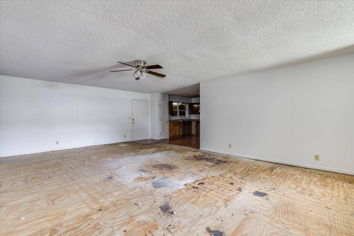 7015 W Newell, Wichita, KS 67212