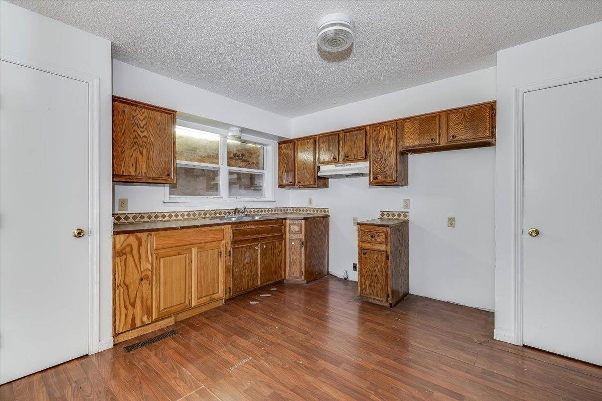 7015 W Newell, Wichita, KS 67212