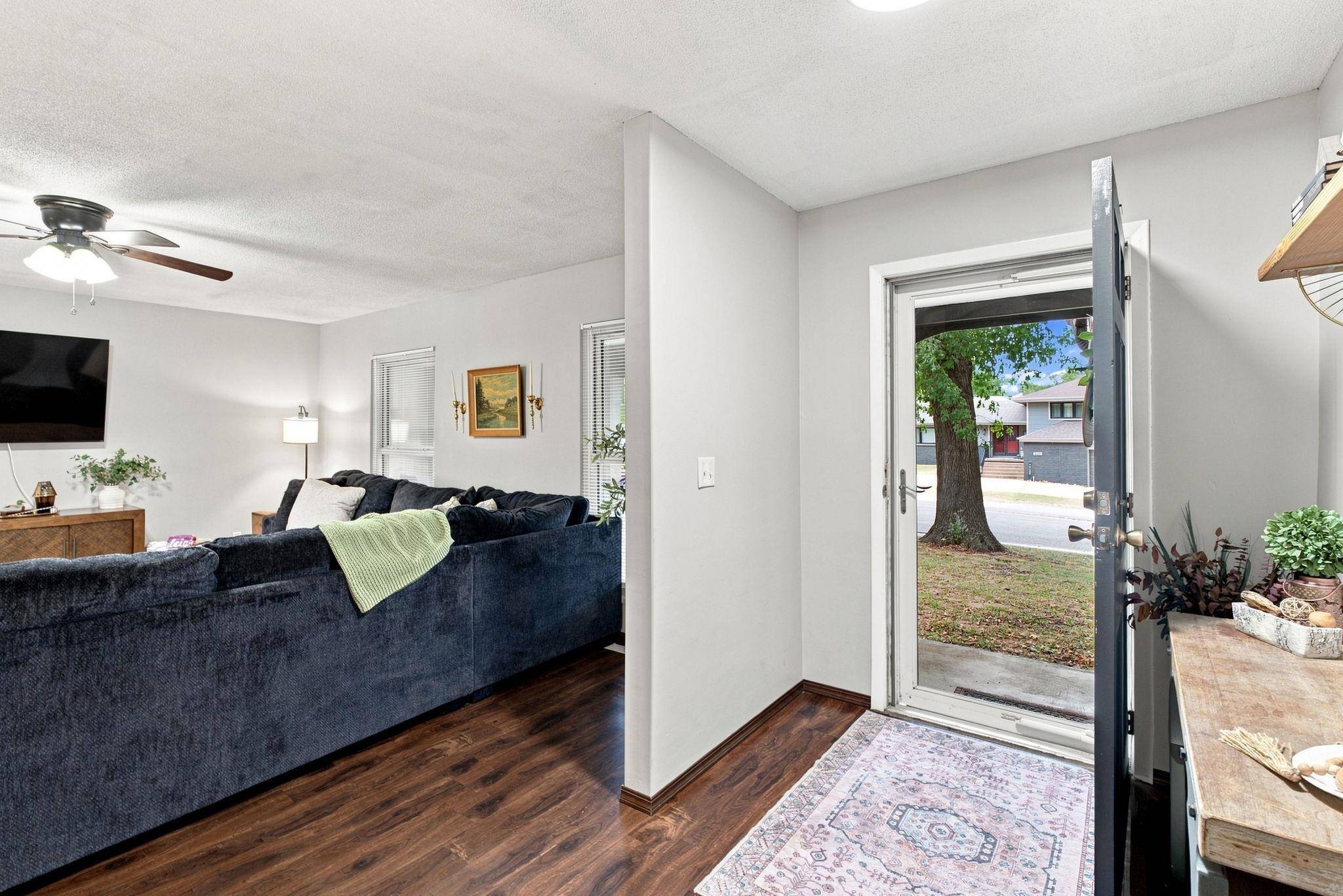 925 E Wedgewood Dr, Derby, KS 67037-1945
