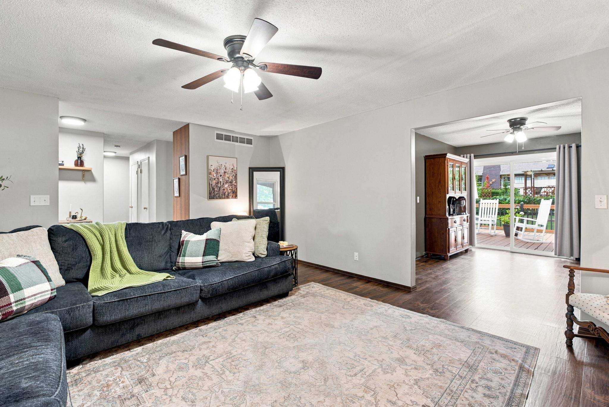 925 E Wedgewood Dr, Derby, KS 67037-1945