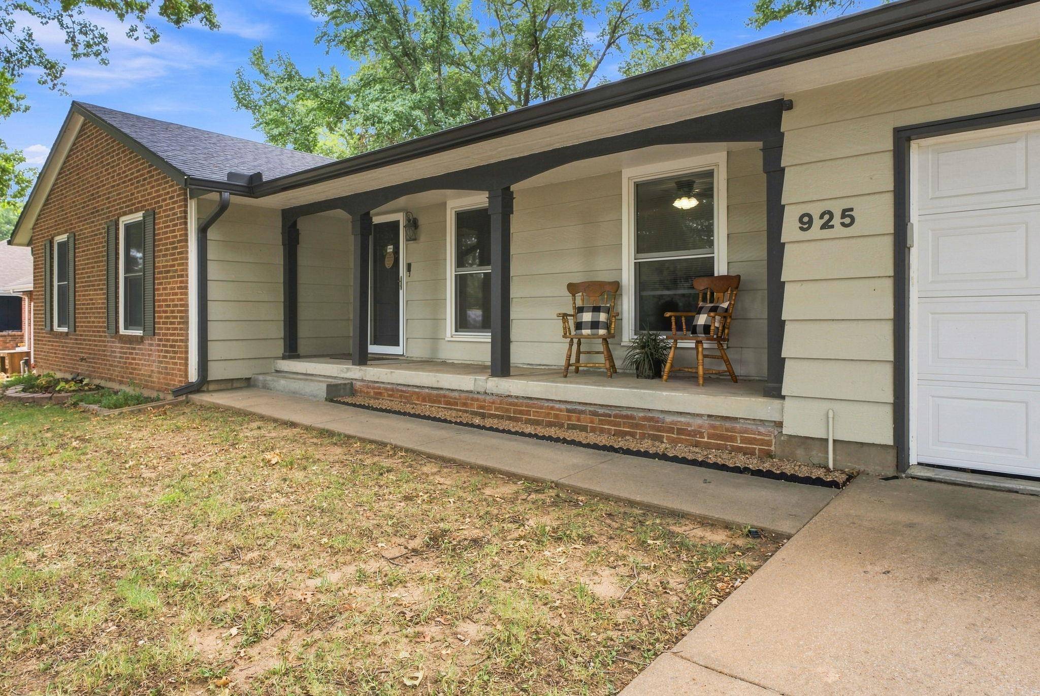 925 E Wedgewood Dr, Derby, KS 67037-1945