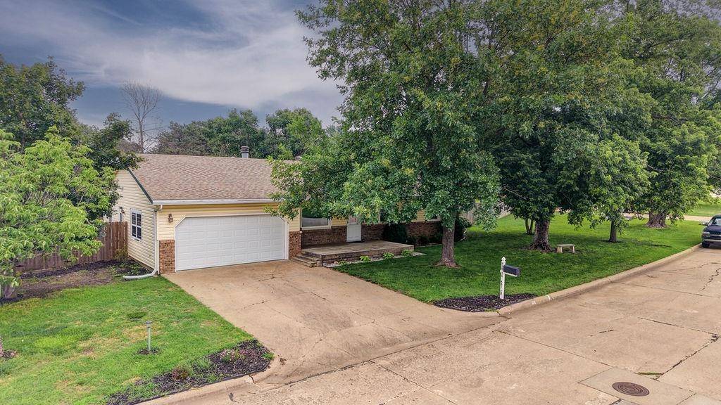 9 Deveron, Winfield, KS 67156