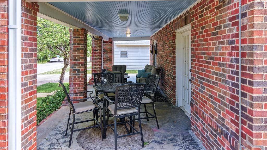 902 E 8th Ave, Winfield, KS 67156