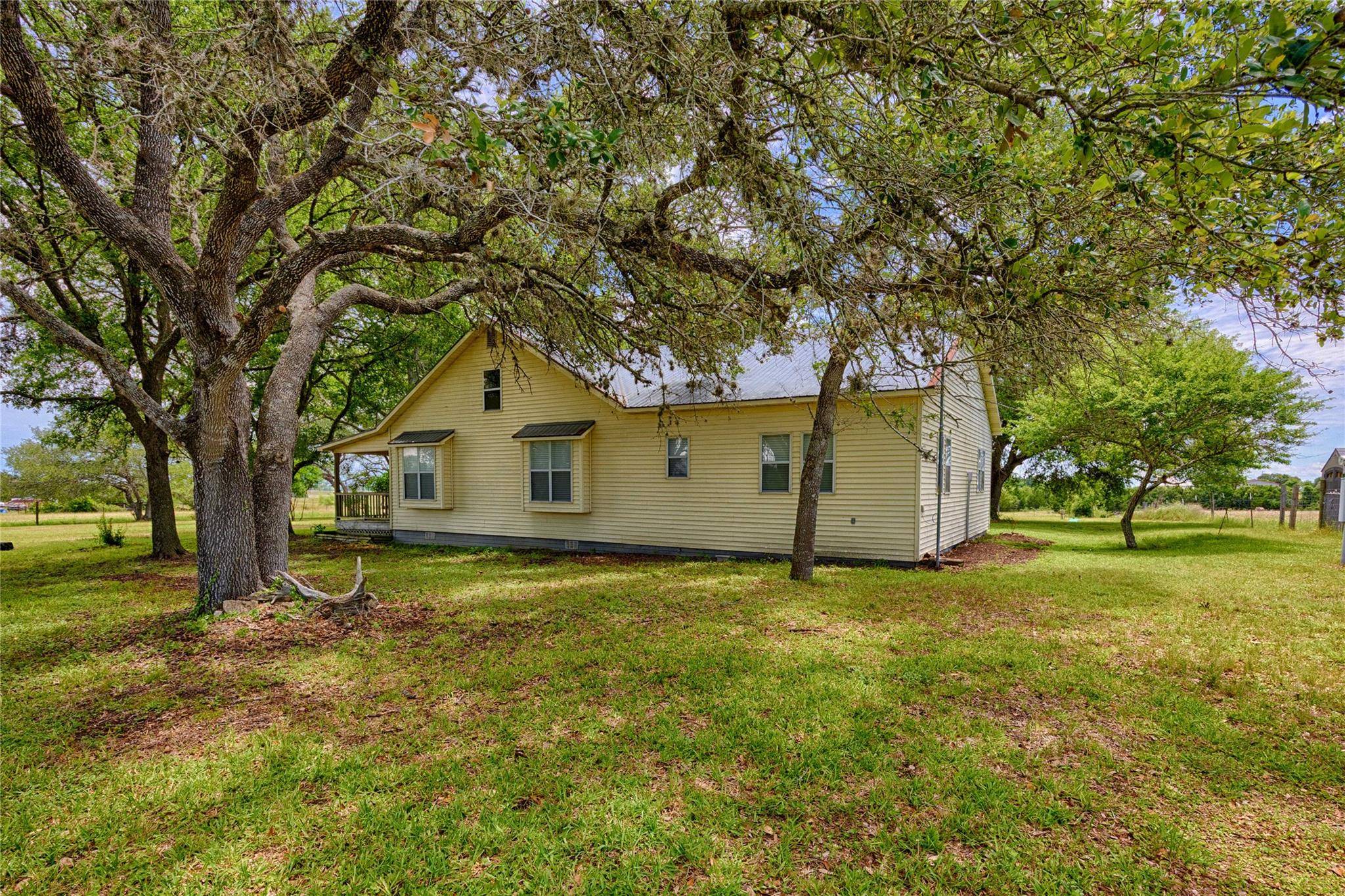 3814 Maeker RD, Flatonia, TX 78941