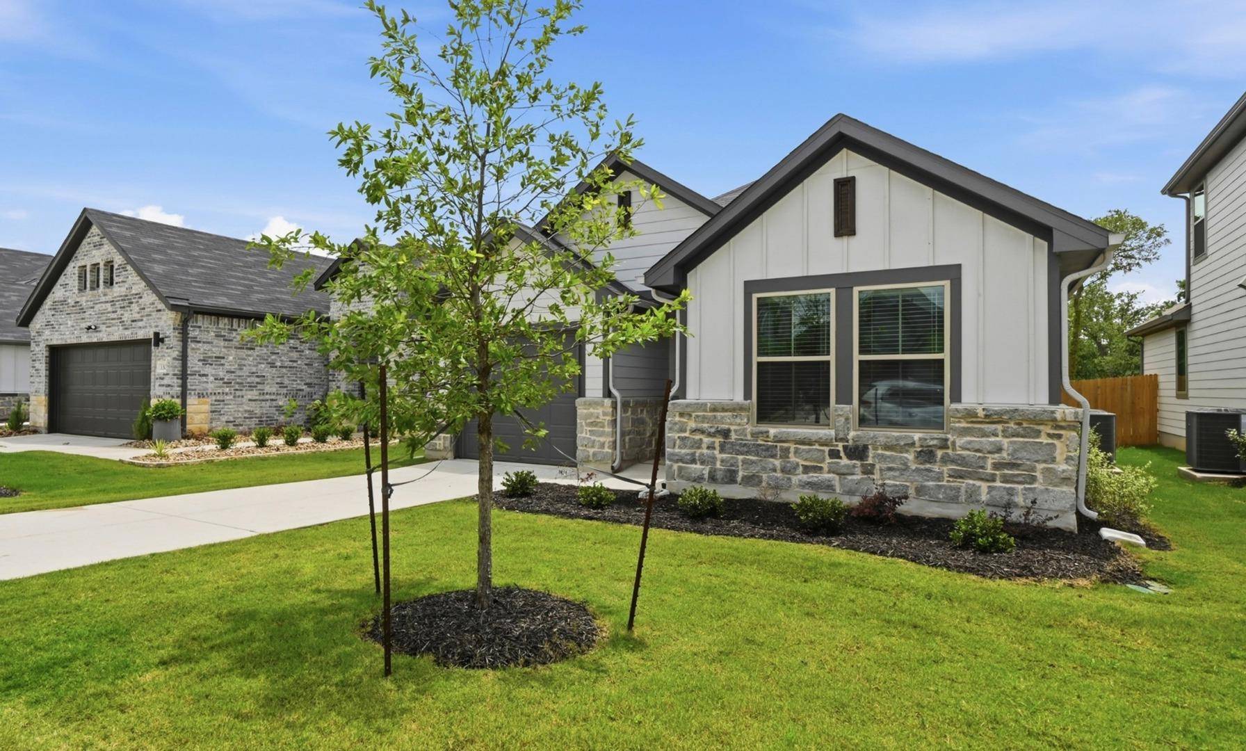 332 Bendecido LOOP, Elgin, TX 78621