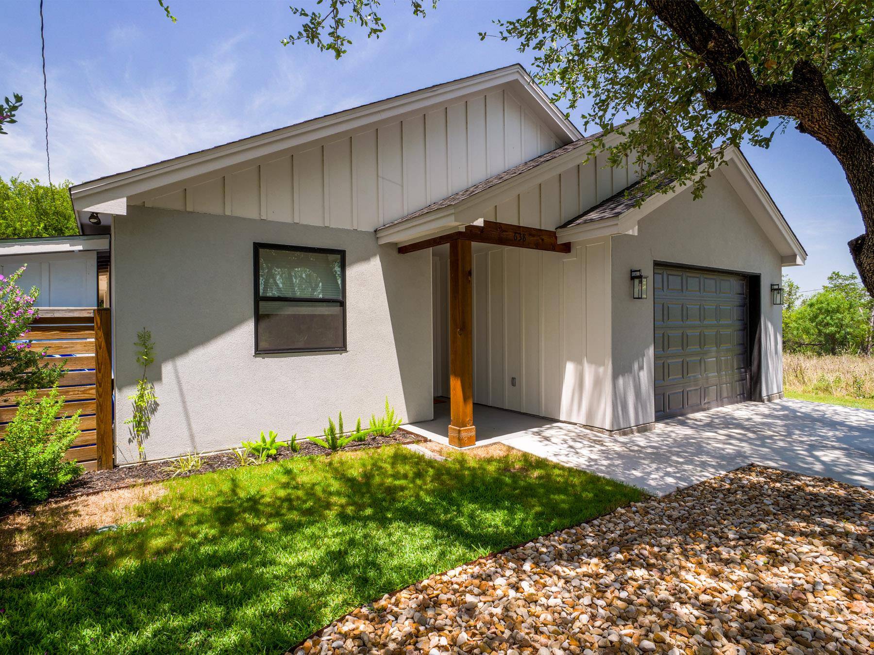 638 Oak LN, Cottonwood Shores, TX 78657