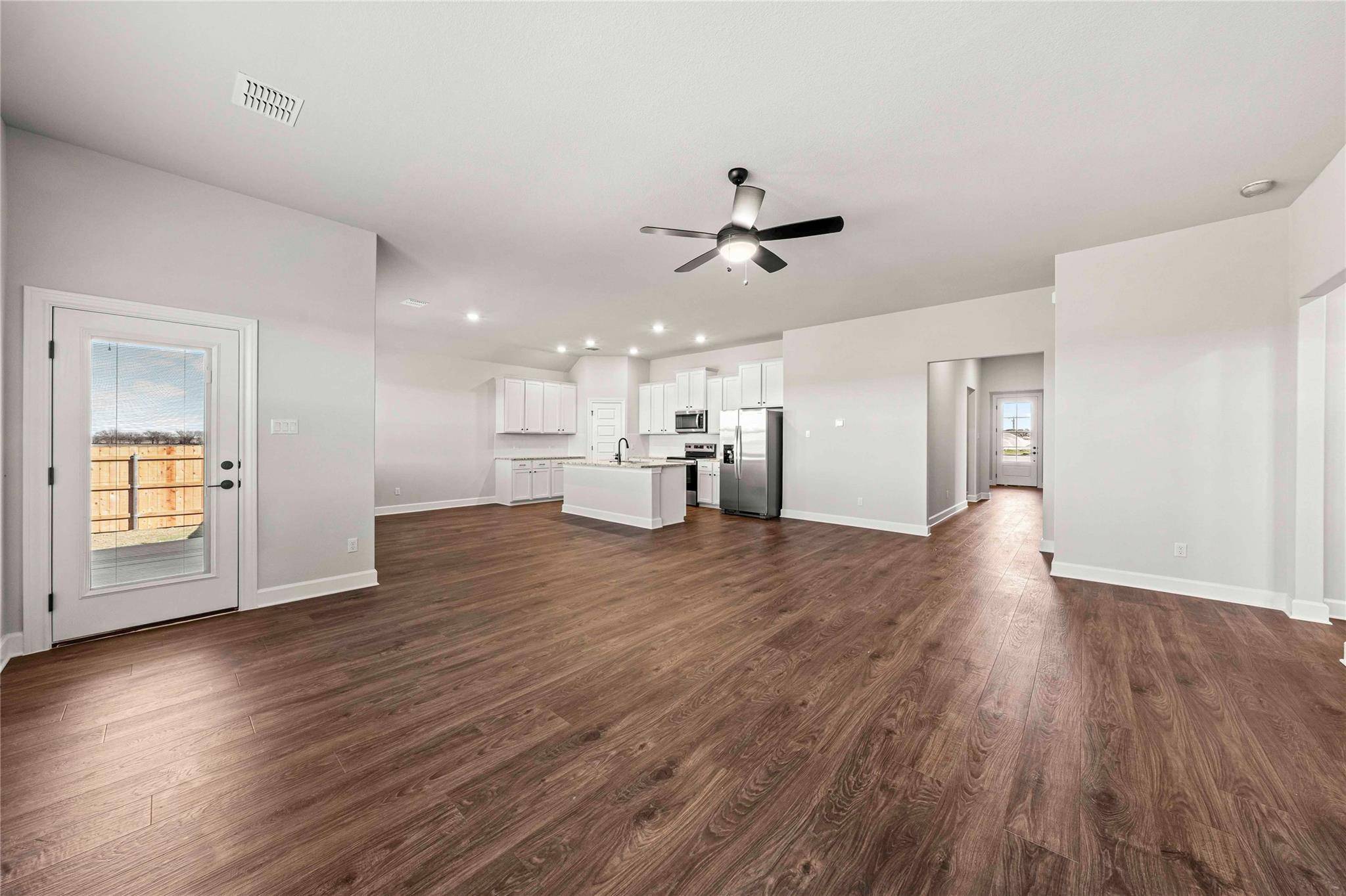 521 W Luna Blue LN, Jarrell, TX 76537