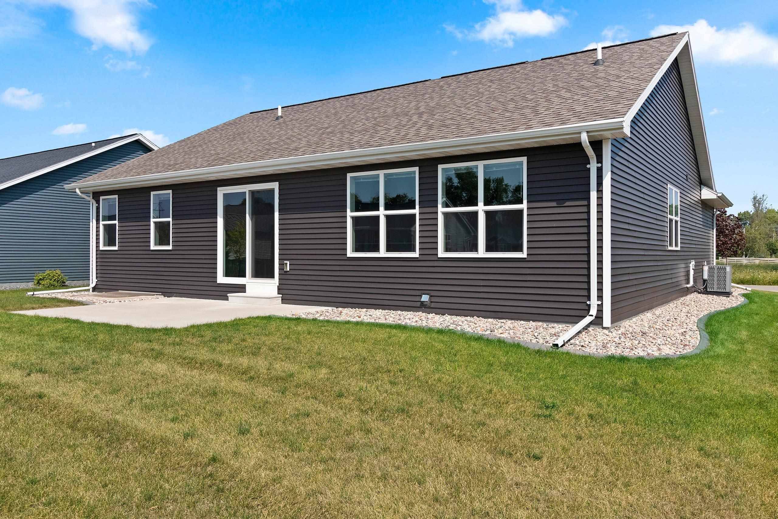 1526 FREEDOM MEADOWS DR, Neenah, WI 54956