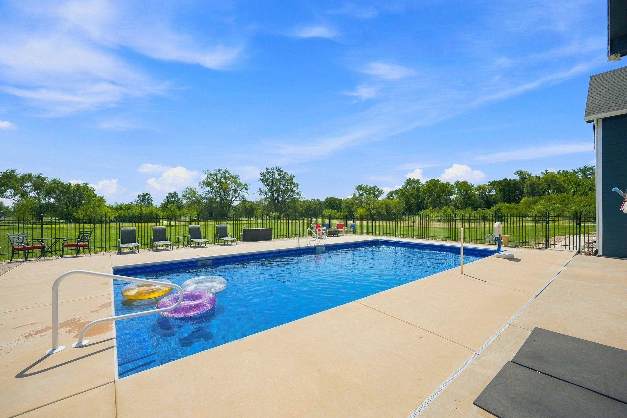 1042 N Lake Road, Cheney, KS 67025-7706