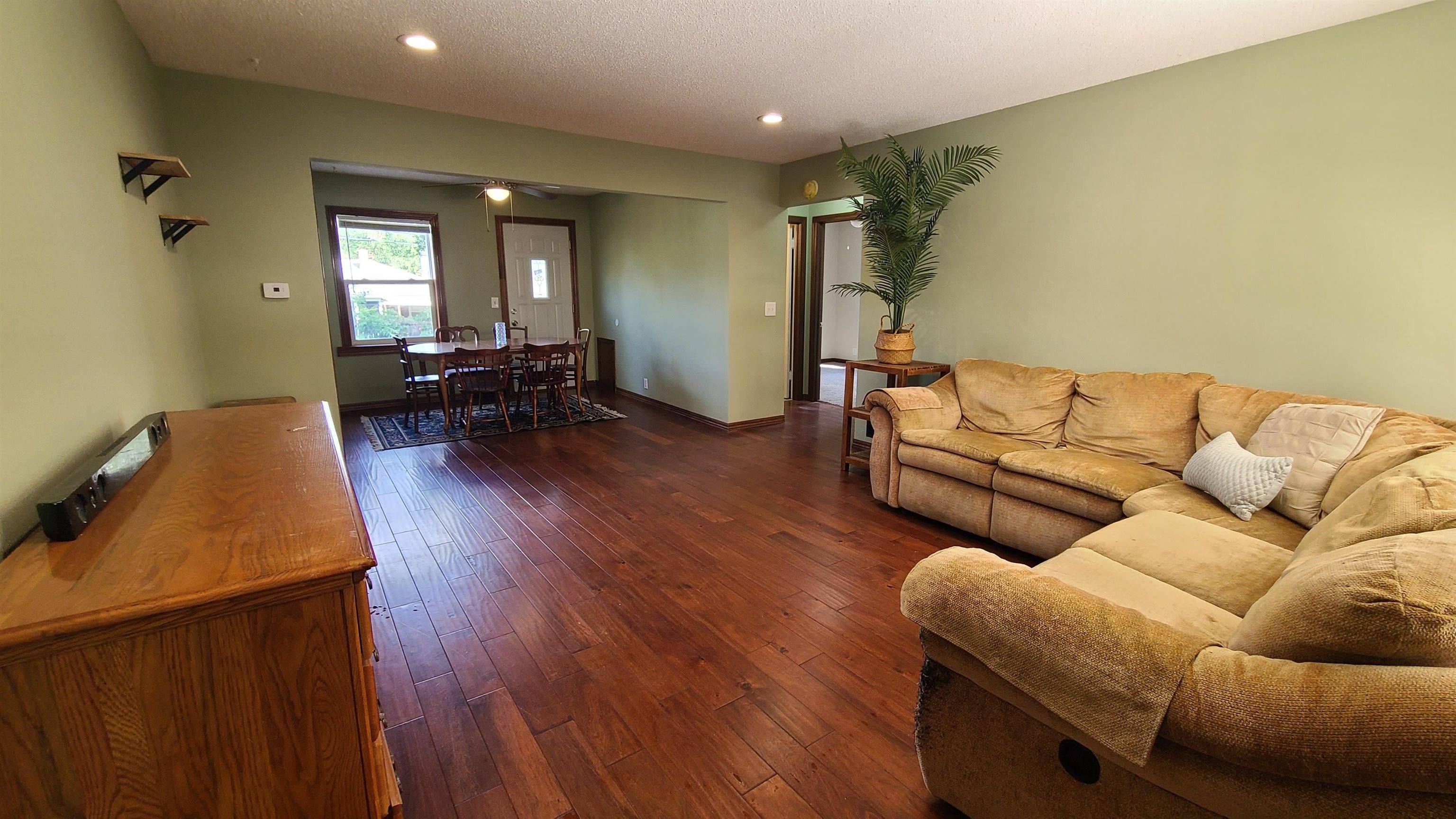 2214 S Pinecrest Ave, Wichita, KS 67218
