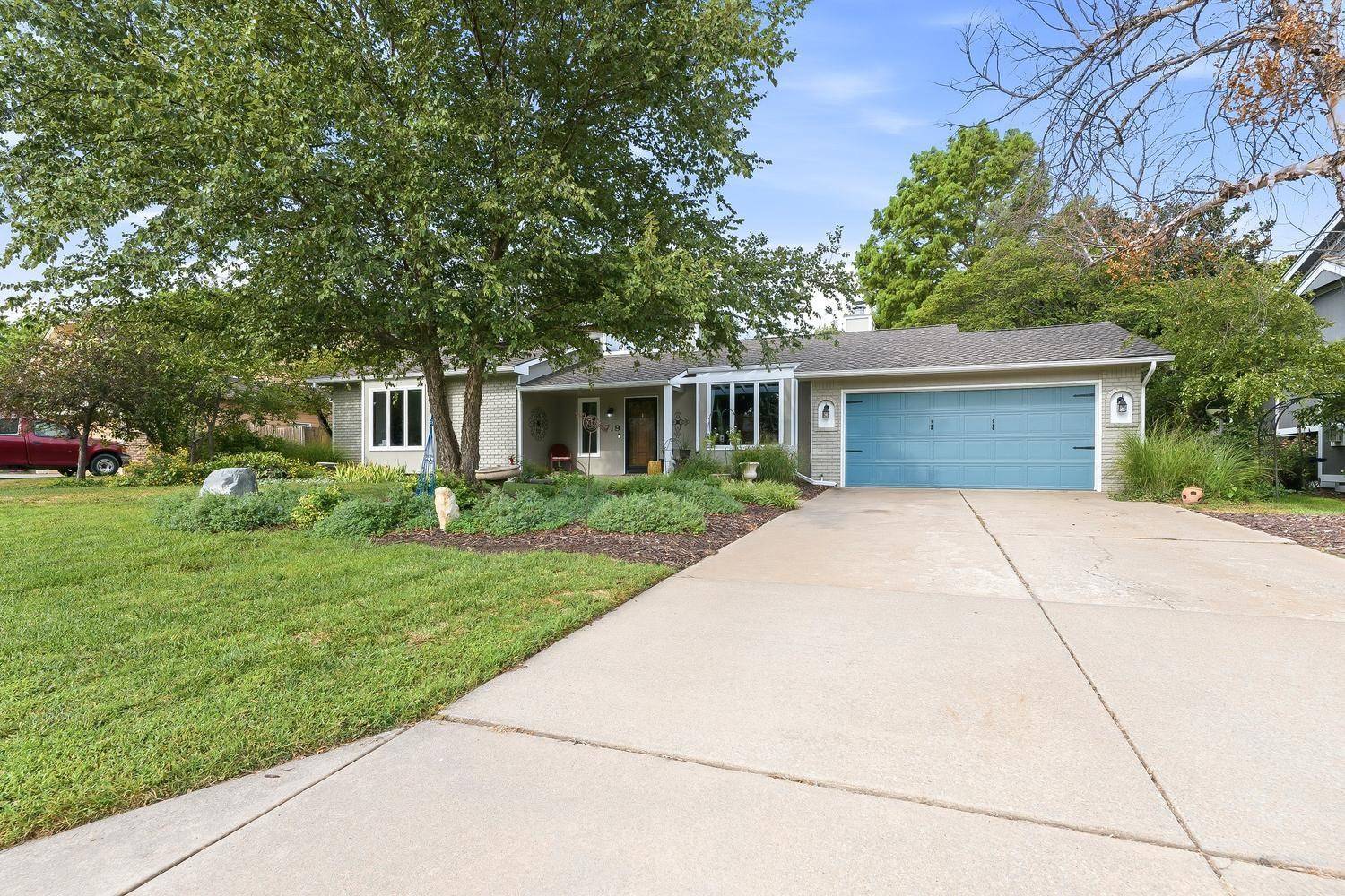 719 S Honeybrook Ln, Derby, KS 67037