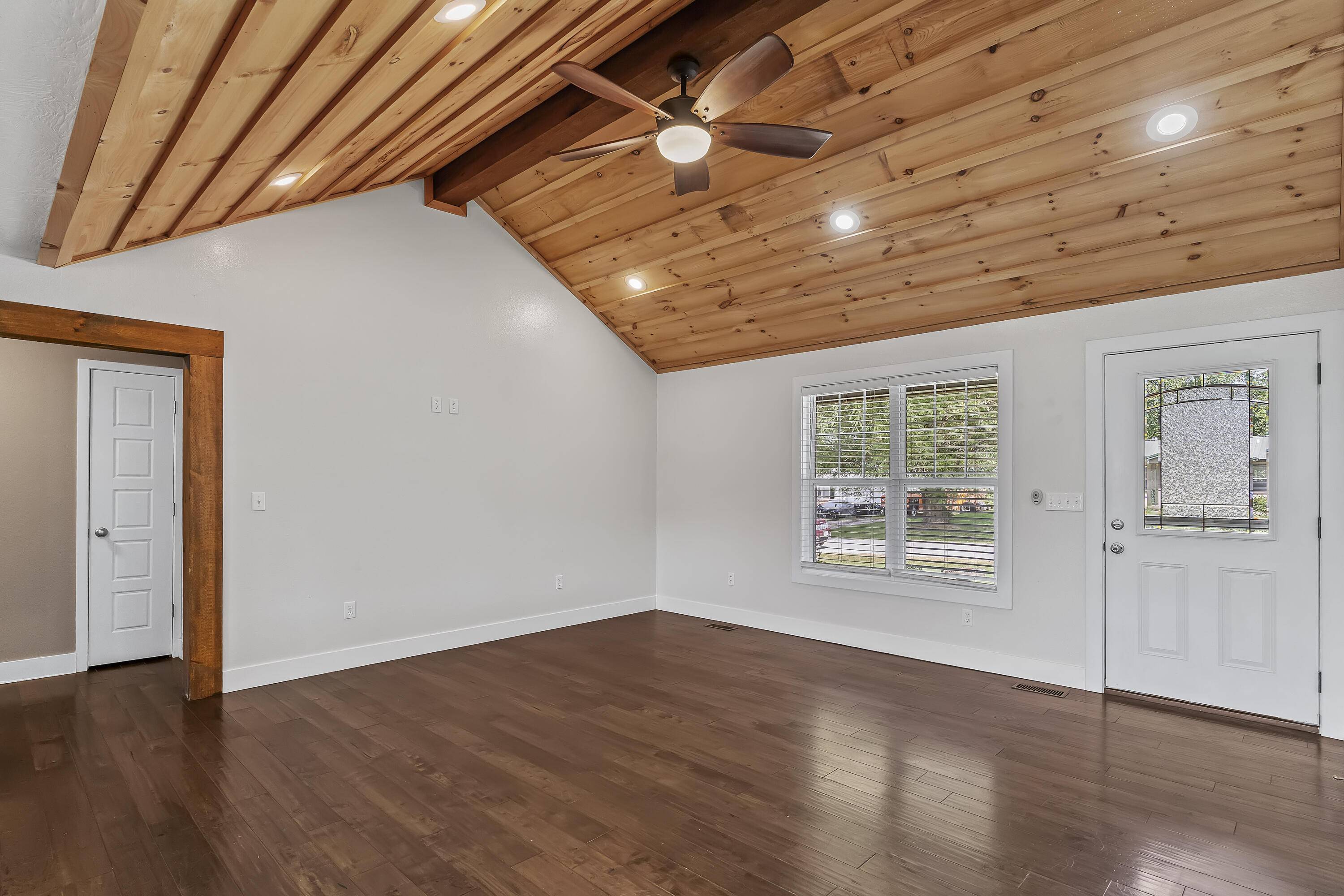 832 Shaffer ST, Marshfield, MO 65706
