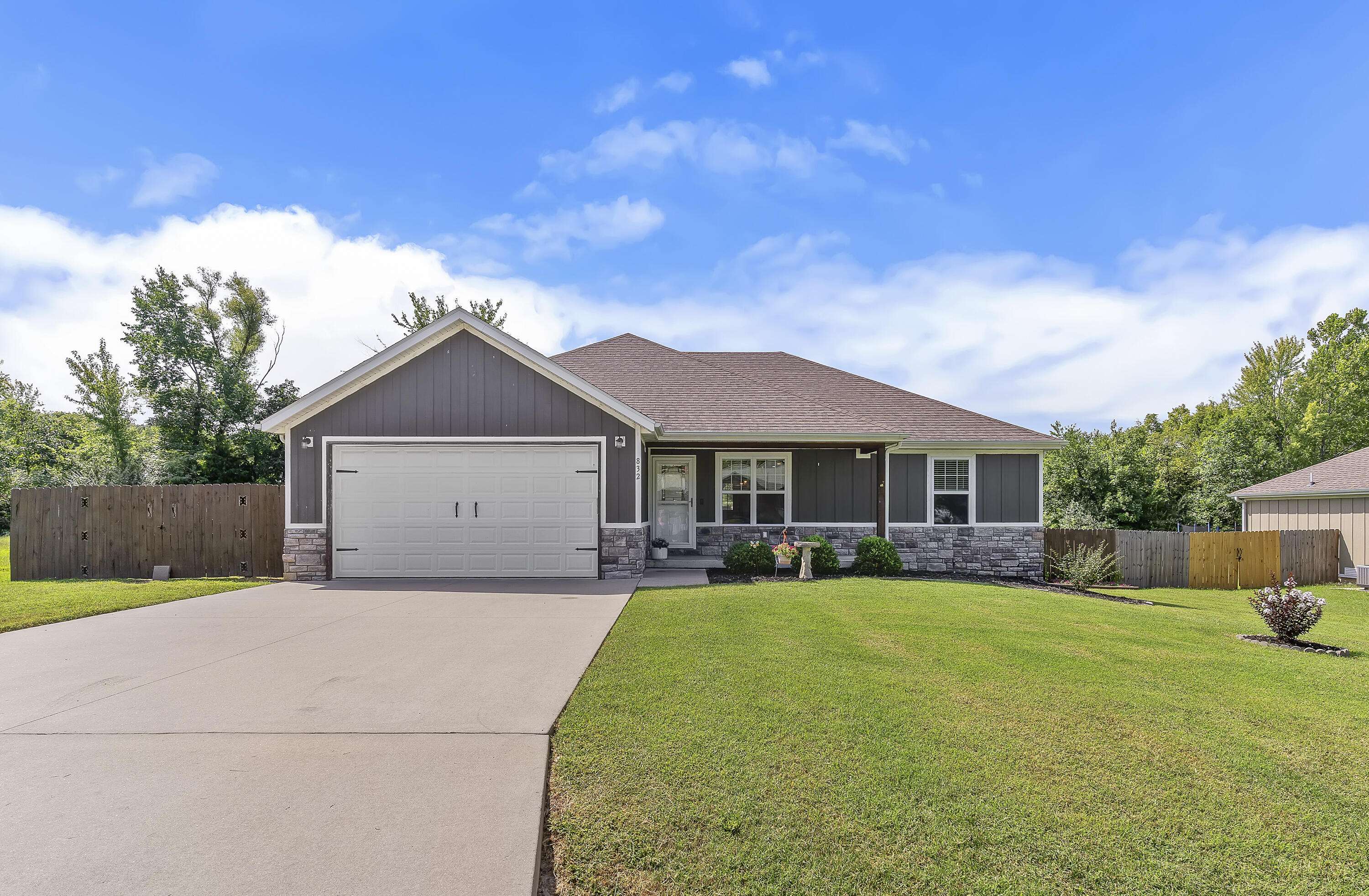 832 Shaffer ST, Marshfield, MO 65706