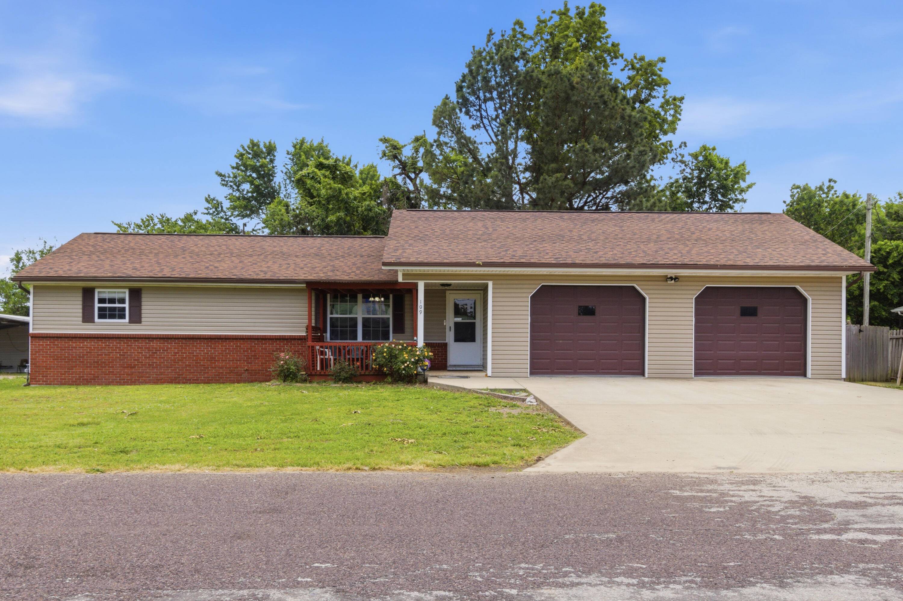109 Circle DR, Monett, MO 65708