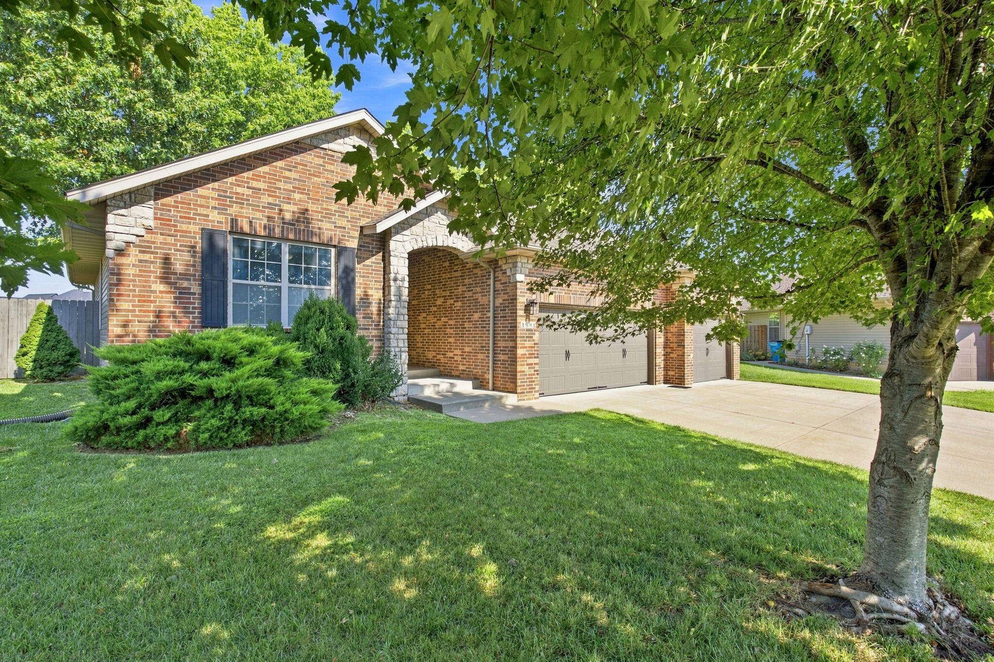 1991 N Parkway PL, Strafford, MO 65757