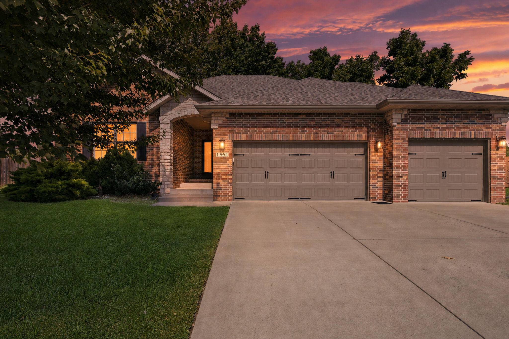 1991 N Parkway PL, Strafford, MO 65757