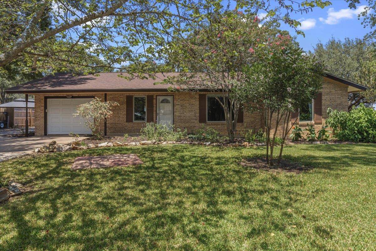 1415 NE Whitehead ST, Smithville, TX 78957
