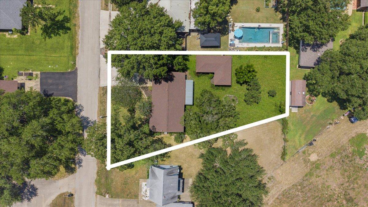 1415 NE Whitehead ST, Smithville, TX 78957