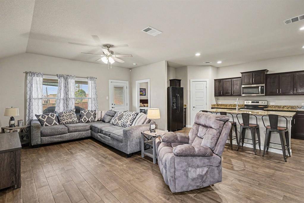 1512 Central Park Drive, Alvarado, TX 76009