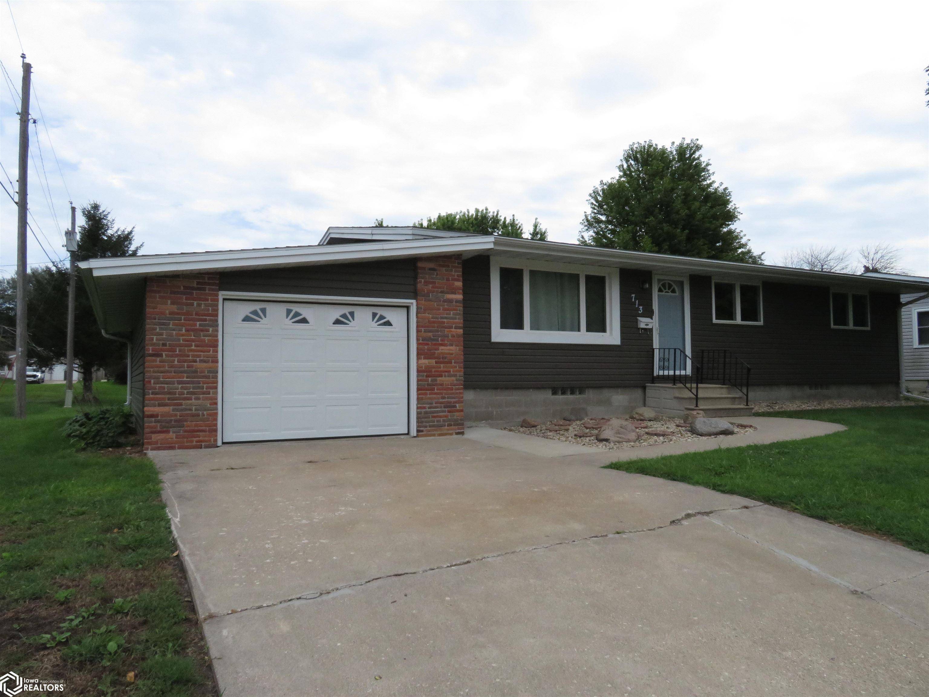 713 3rd St NE, Clarion, IA 50525