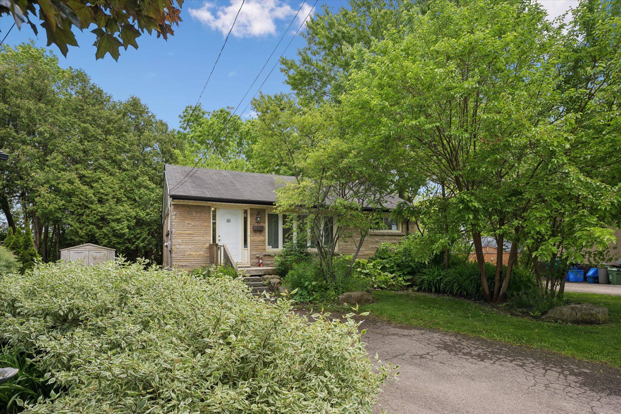 16 BEAUCOURT PL, Hamilton, ON L8S 2P7