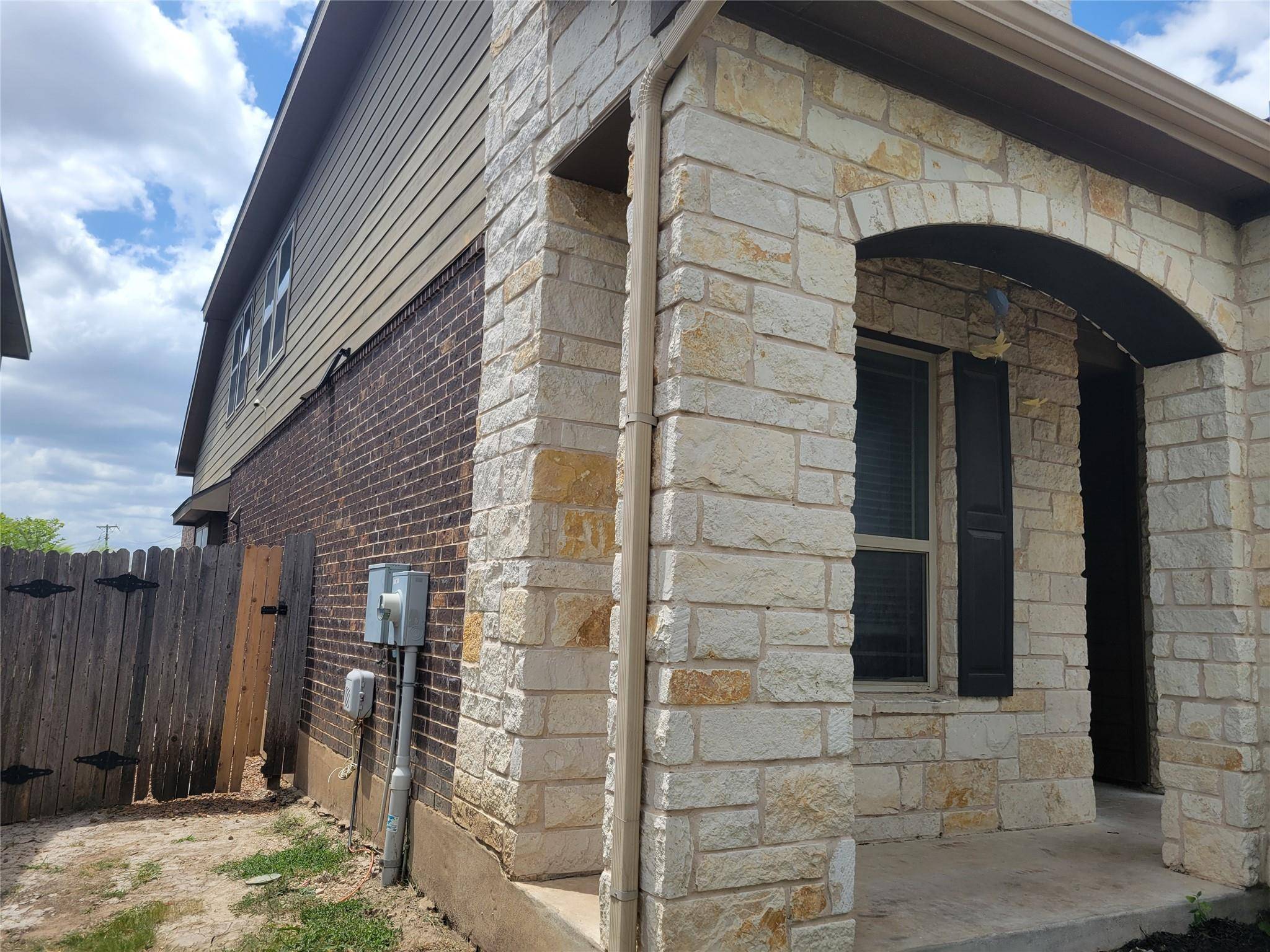 225 Shale CIR, Buda, TX 78610