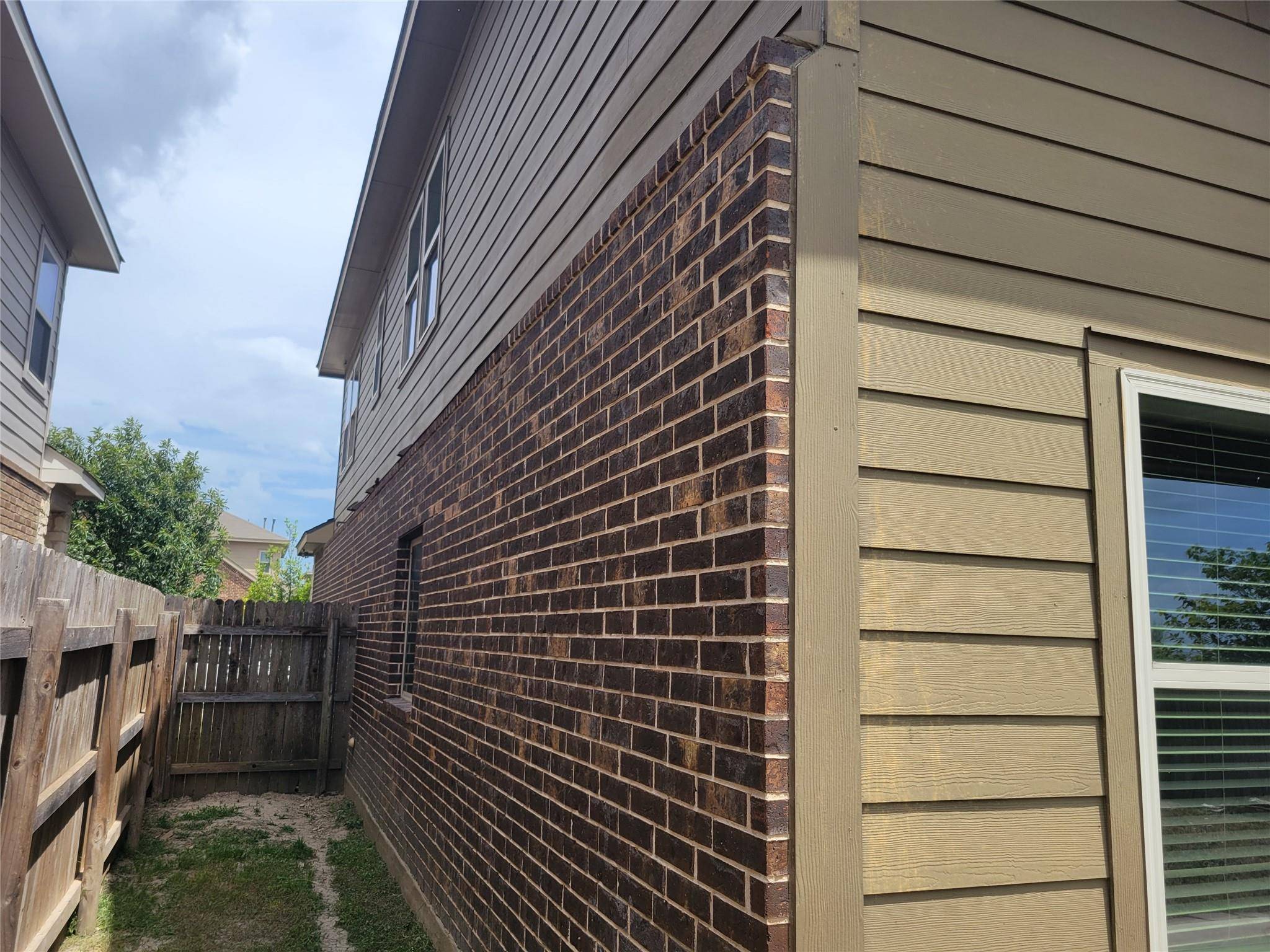 225 Shale CIR, Buda, TX 78610