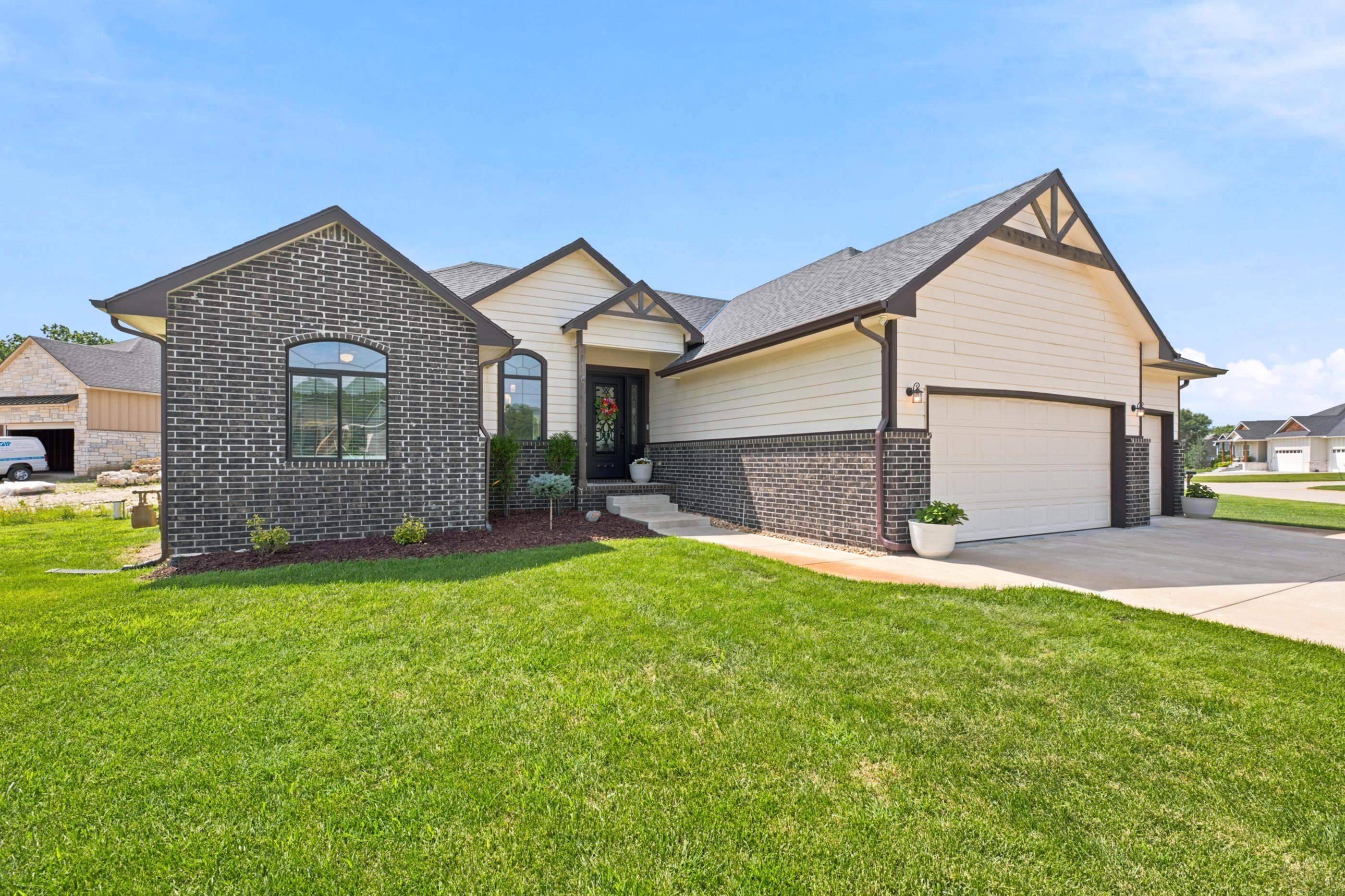 518 N Backwoods Ct, Valley Center, KS 67147