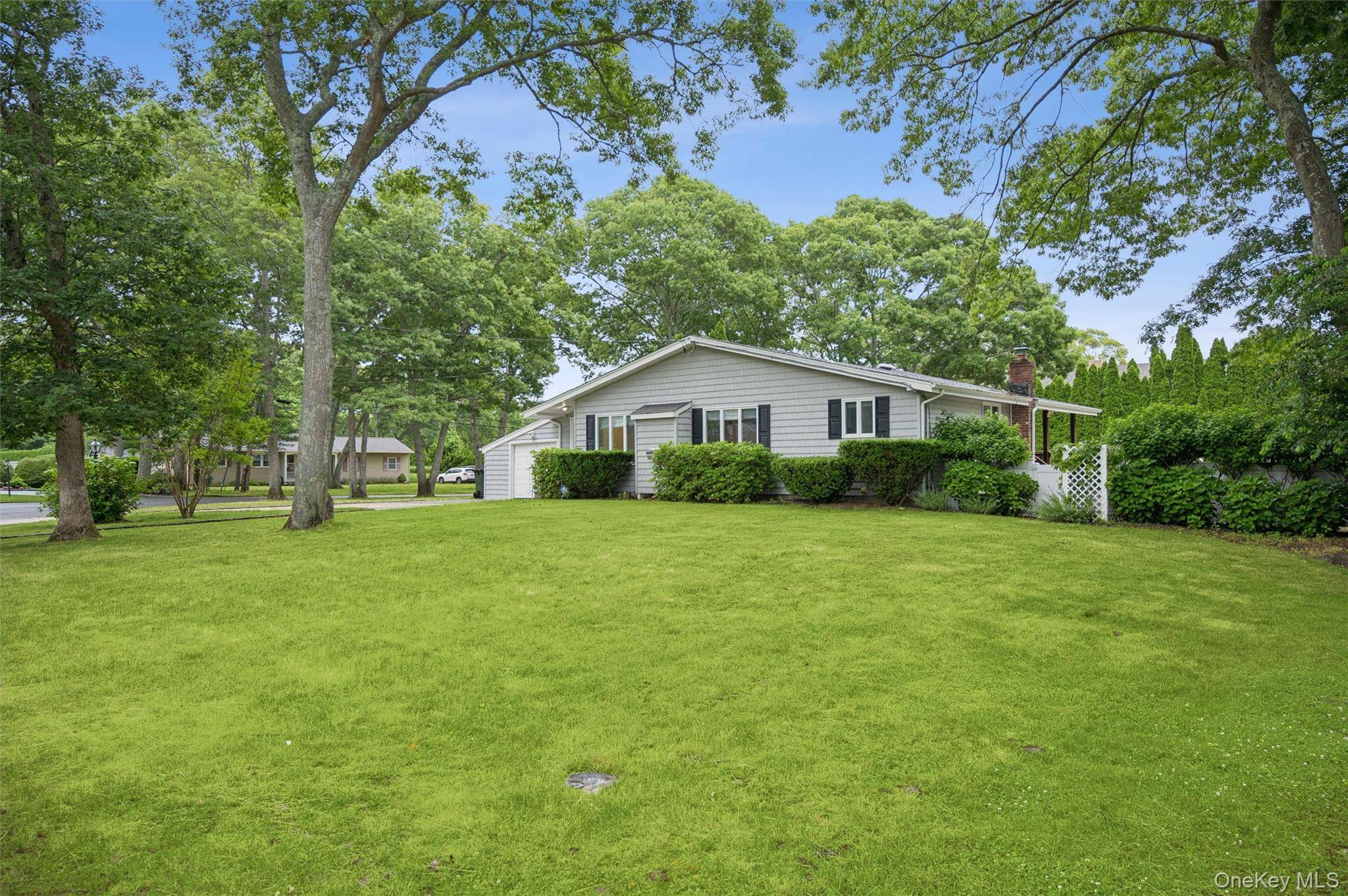 41 Homewood DR, Hampton Bays, NY 11946