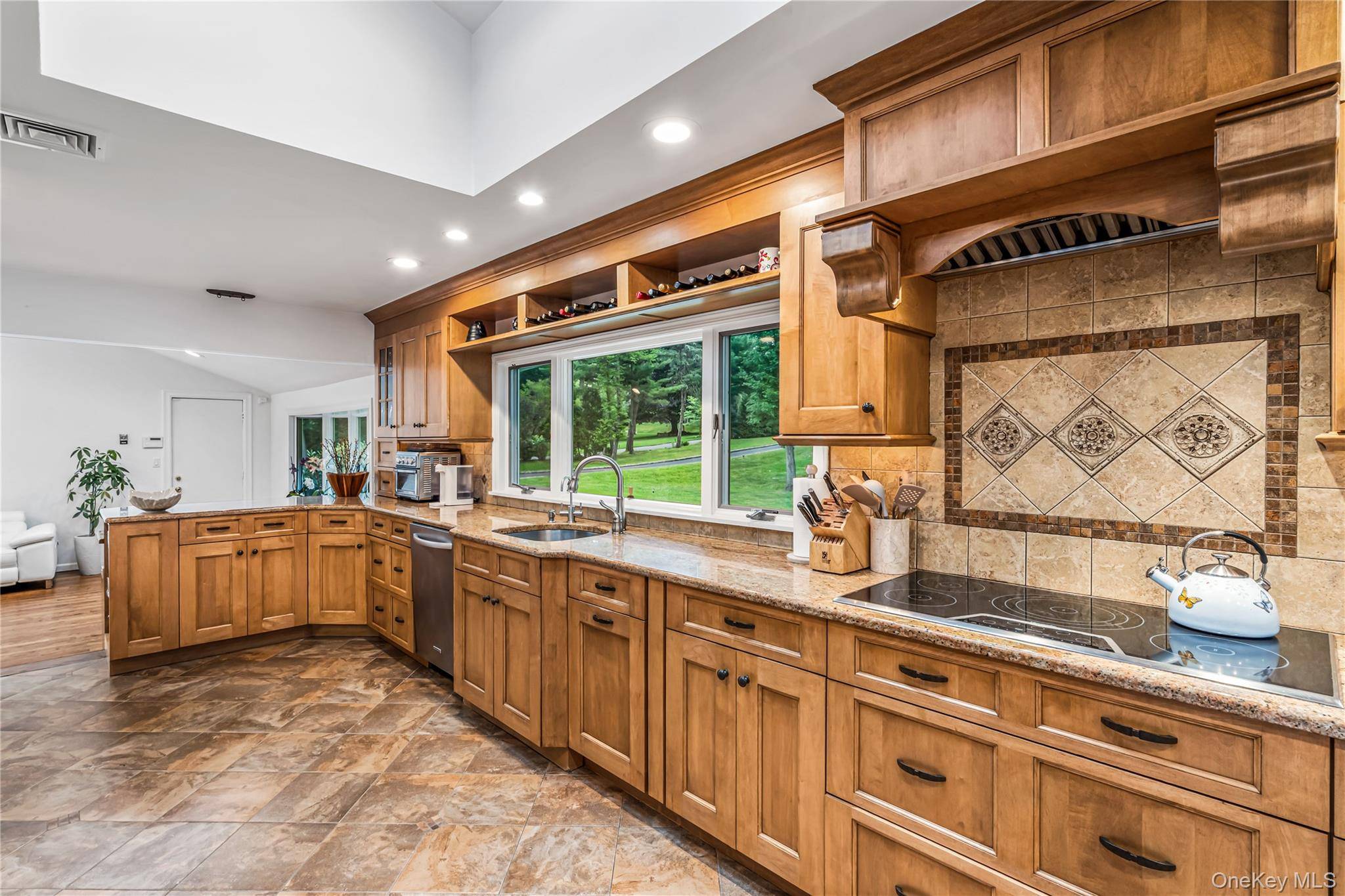 19 Tappentown LN, Brookville, NY 11545