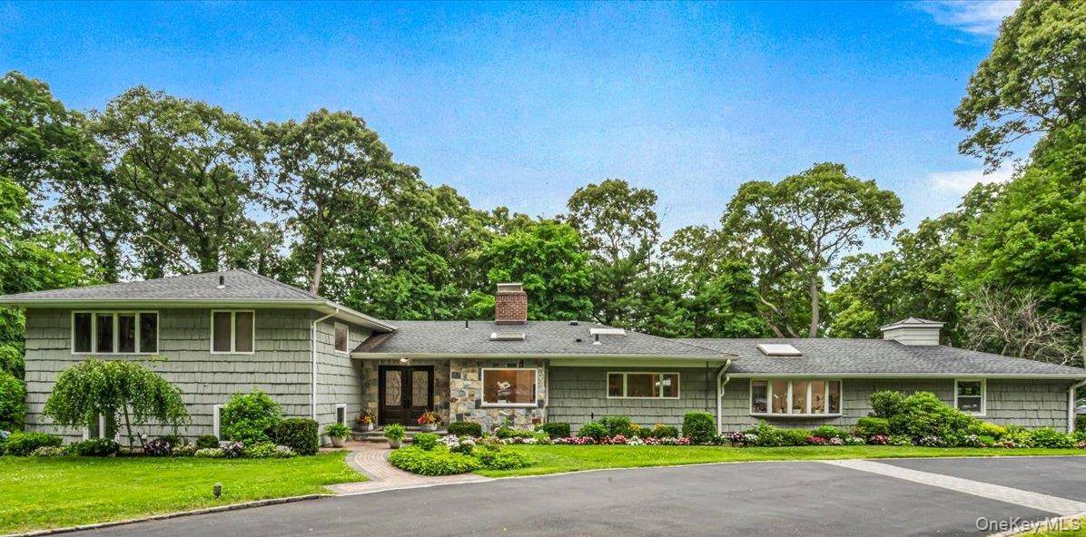 19 Tappentown LN, Brookville, NY 11545