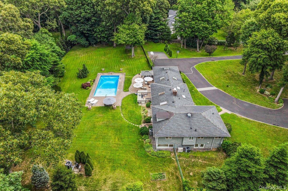 19 Tappentown LN, Brookville, NY 11545