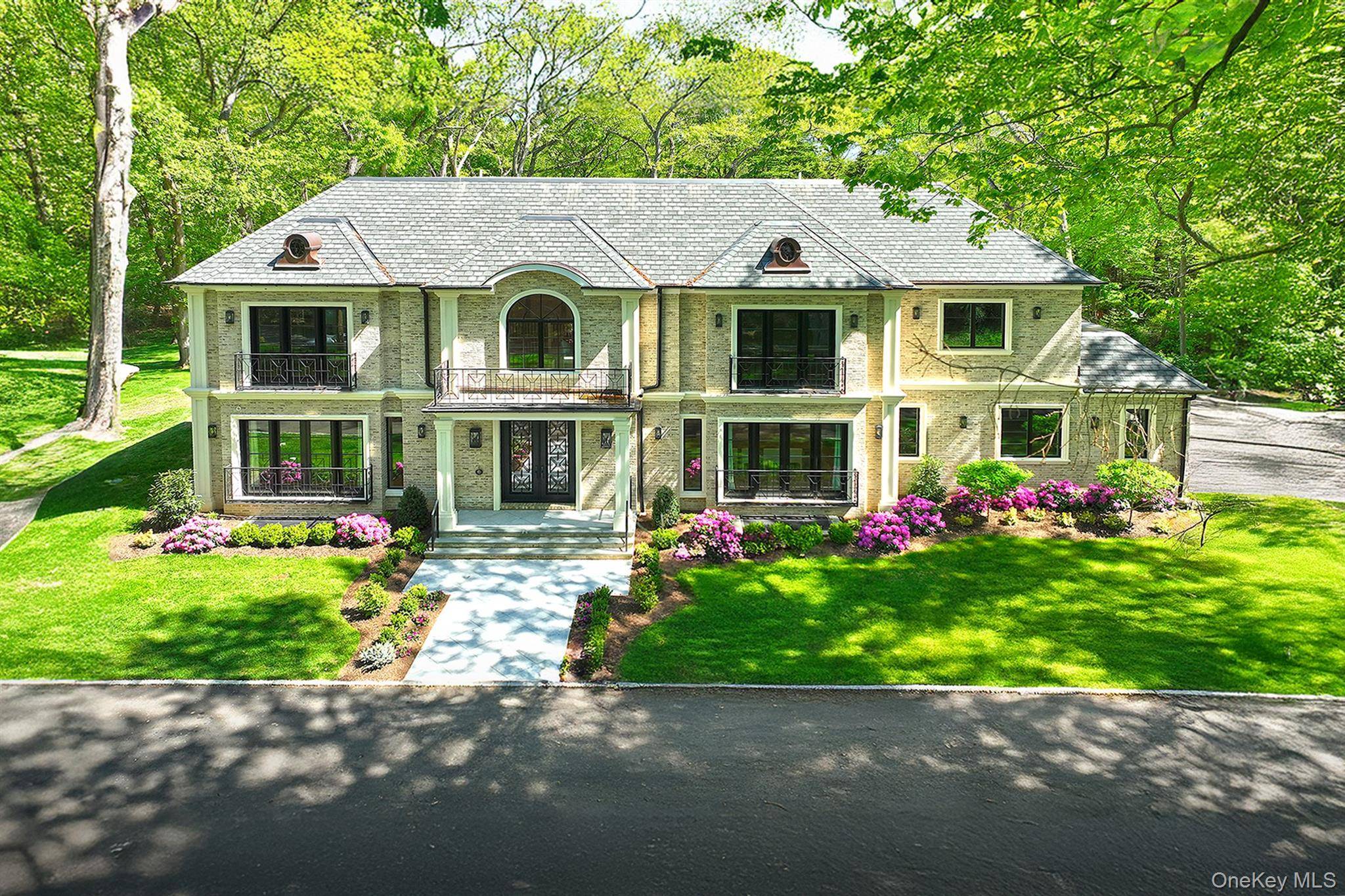 20 Knollwood RD, Brookville, NY 11545