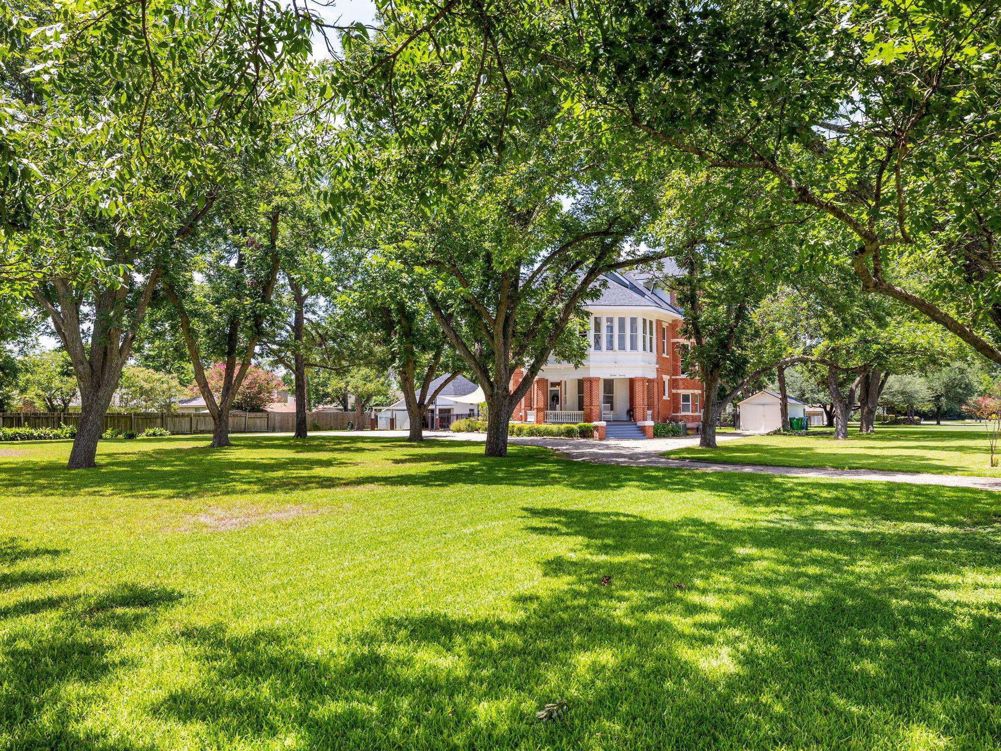 1220 W Lake DR, Taylor, TX 76574