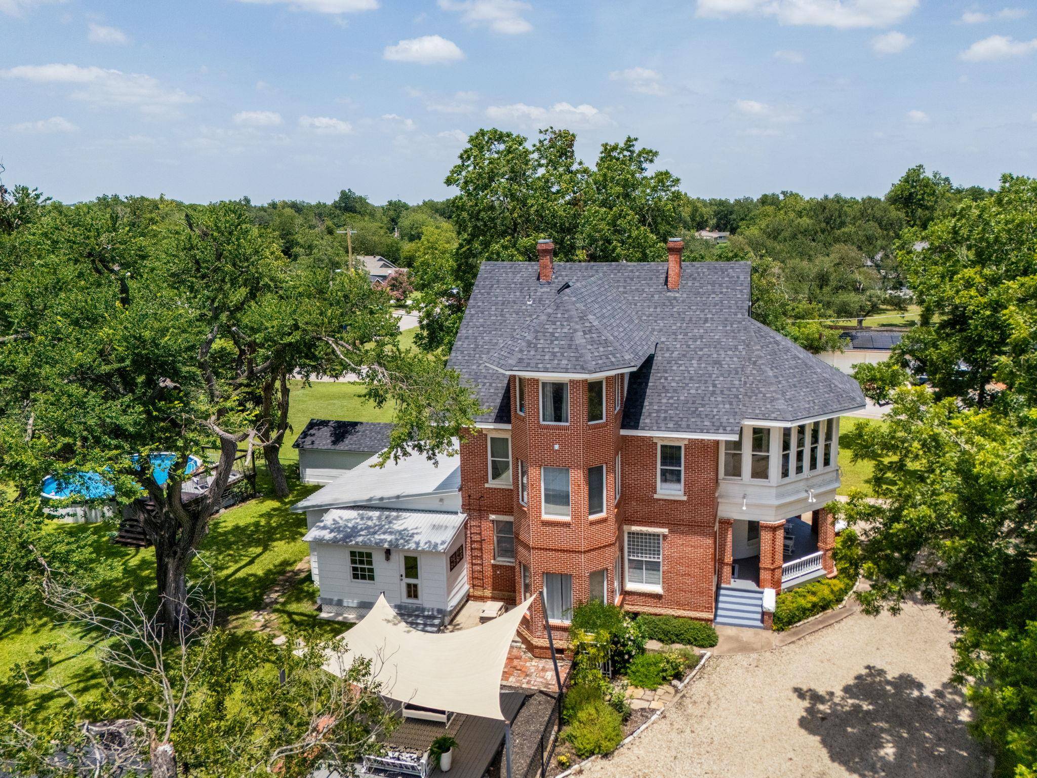 1220 W Lake DR, Taylor, TX 76574