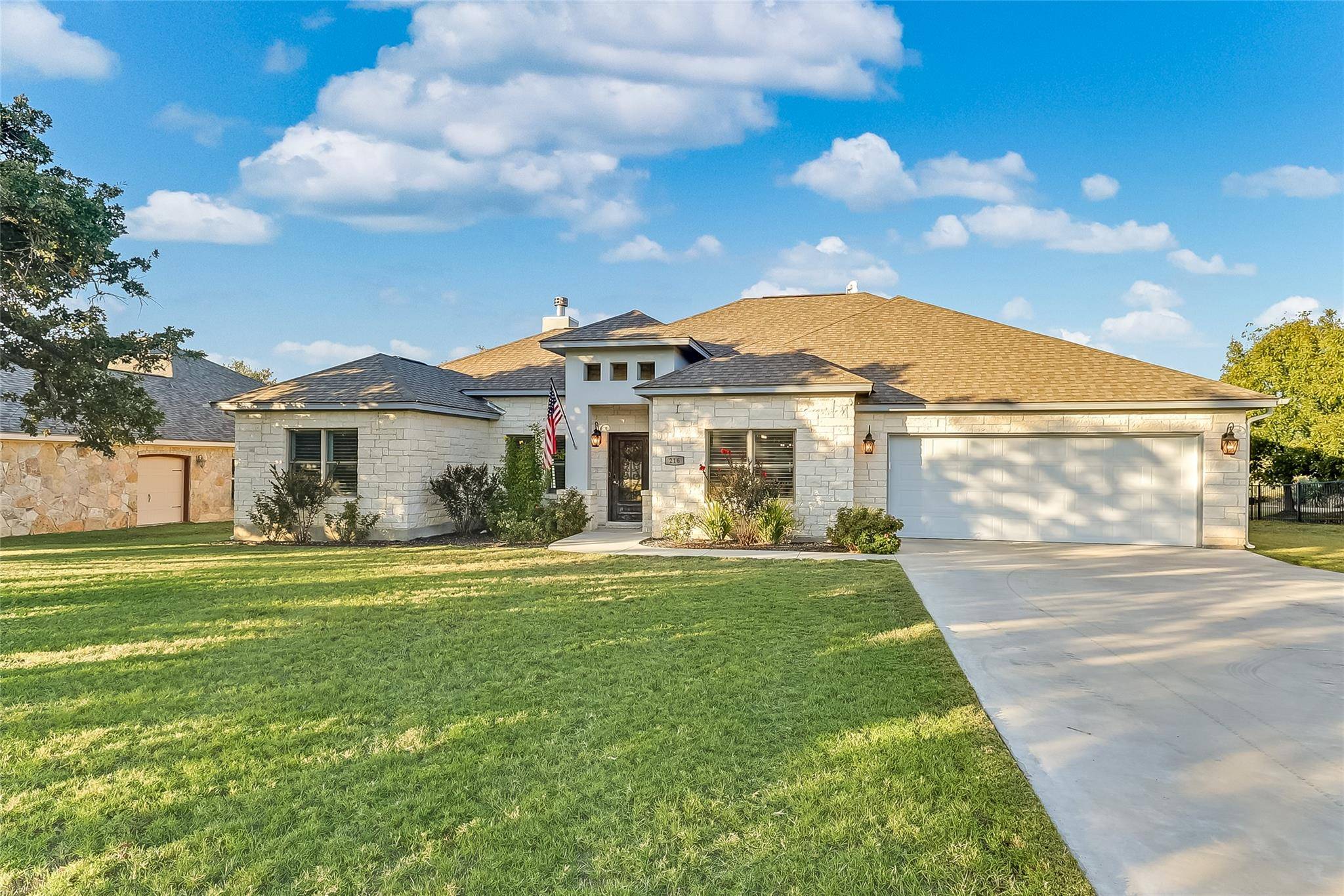 216 Enclave DR, Kingsland, TX 78639