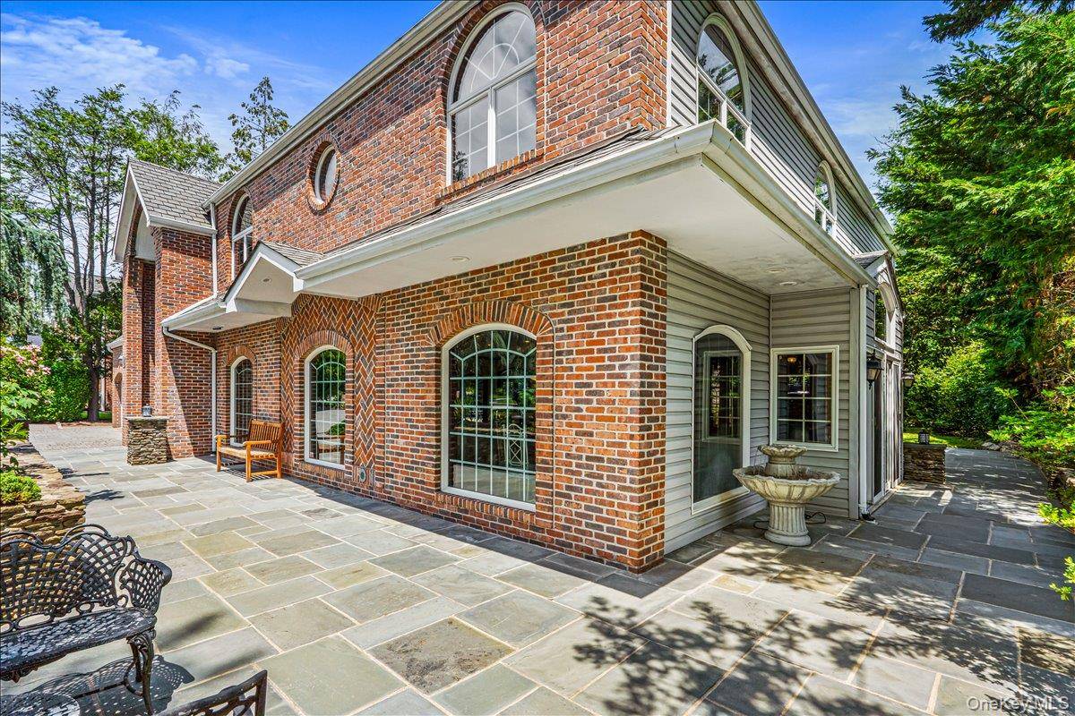 86 Dorchester DR, Manhasset, NY 11030