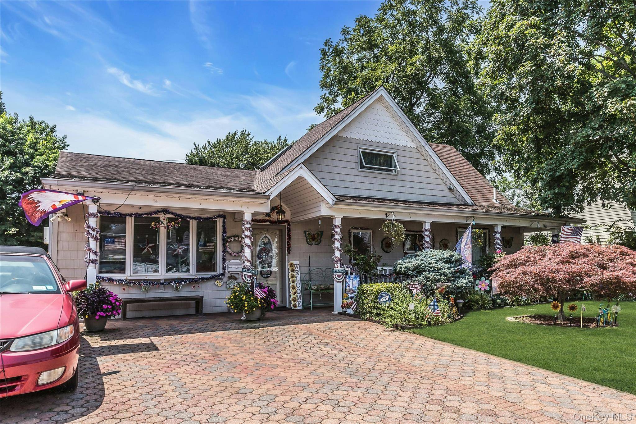 18 Hedge LN, Westbury, NY 11590